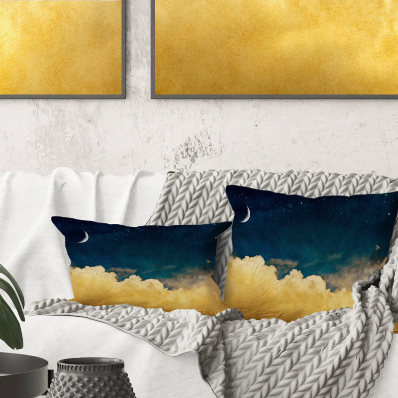 Coussin jaune à imprimé de nuages jaunes sur un ciel bleu foncé