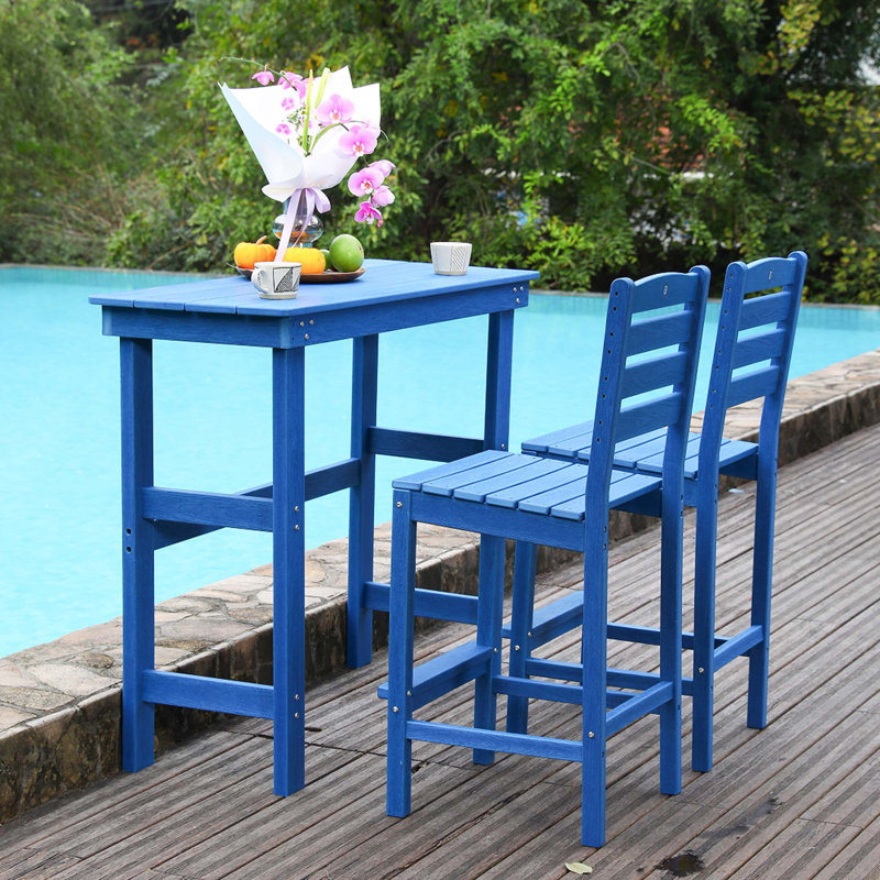 Table de bar en PEHD avec finition en grain de bois résistant aux intempéries, dossier réglable, structure en acier robuste et fabrication recyclée écologique.