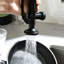 Robinet de cuisine rétractable de couleur noire et nickel - poignée simple, robinet d'eau froide, accessoire d'évier commercial en nickel, construction, eau, design