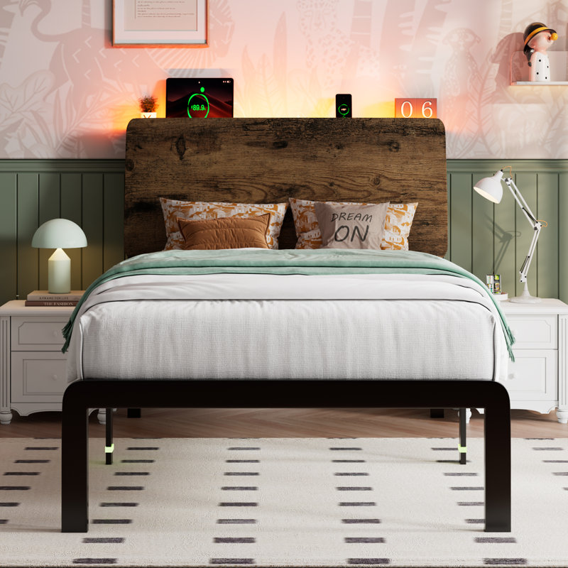 Base de lit simple avec tête de lit ergonomique et station de charge, cadre de lit plateforme à DEL, lattes en métal robustes, aucun sommier requis, assemblage facile, rustique