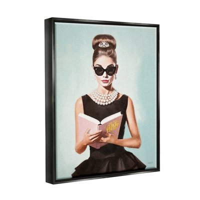 Femme branchée lisant sur toile