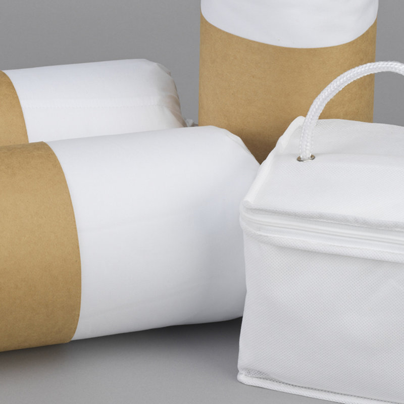 Ensemble de literie pour très grand lit avec coussins - 2 coussins, drap, protège-matelas. Draps doux 100% microfibre. Le protecteur prévient les déversements de liquides. Couvertures faciles. Draps blancs à double couture