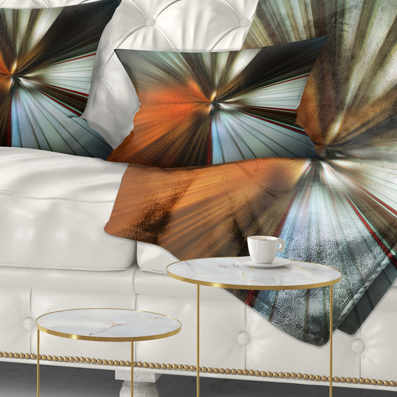 Coussin brun avec imprimé abstrait