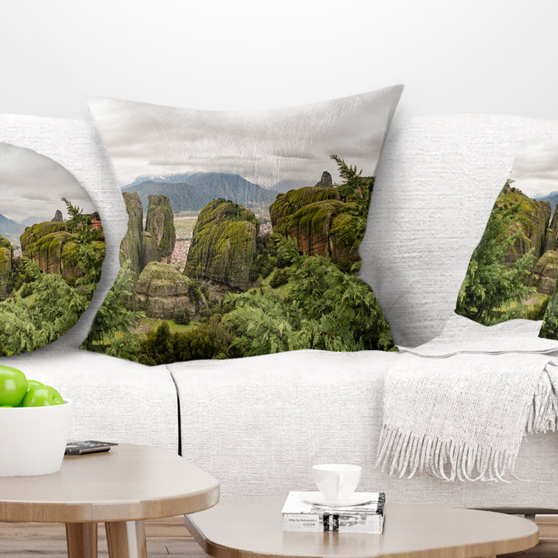 Coussin Schafer Paysage des Météores en Grèce, 16 po x 1 po, Coussin décoratif