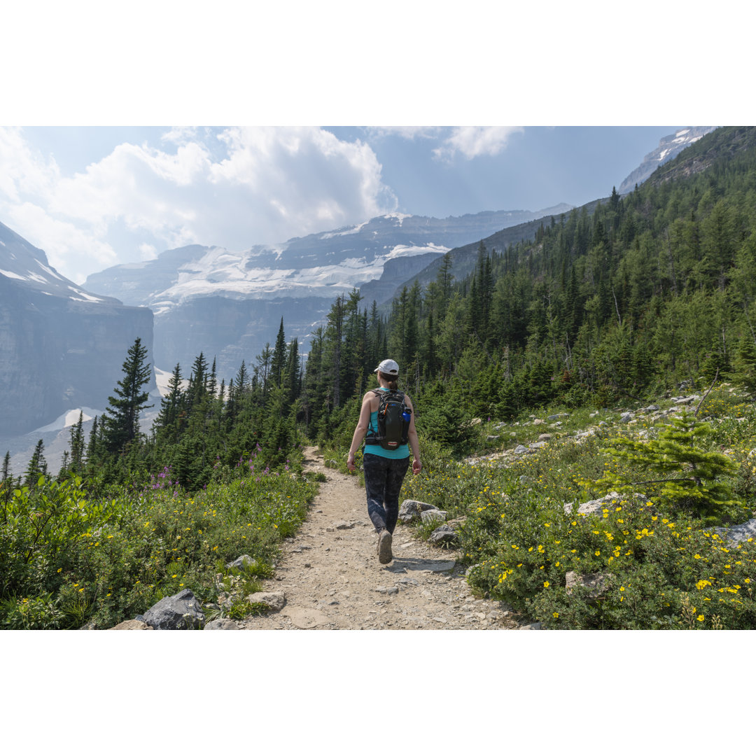 Frau wandert entlang des Pfades, im Banff National Park von AscentXmedia - No Frame Print on Canvas