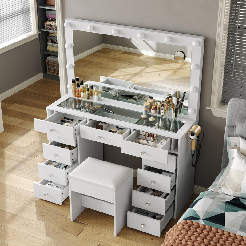 Bureau de meuble-lavabo avec station de charge, bureau de maquillage avec miroir lumineux et 11 tiroirs, table de coiffeuse avec fauteuil, ensemble de meuble-lavabo 3 modes d'éclairage avec luminosité réglable