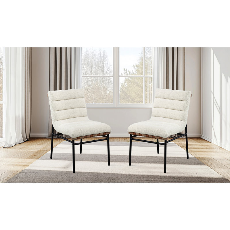 Sièges de salle à manger en tissu blanc Boucle (2), sièges en mousse complète, pieds en fer noir, 2 chaises Modern Comfort, poids de 43,76 lb,