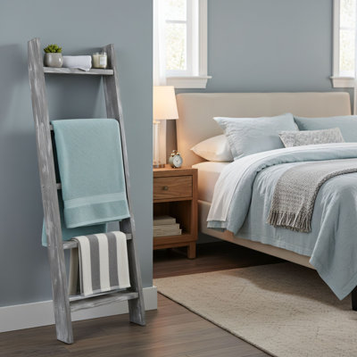 Grande échelle de tapis en bois gris avec 5 barreaux gris-blanc et un design mural, avec un style campagnard. Il sert également d'espace de rangement pour les tapis et de serviettes, convenant aux salons et aux chambres à coucher.