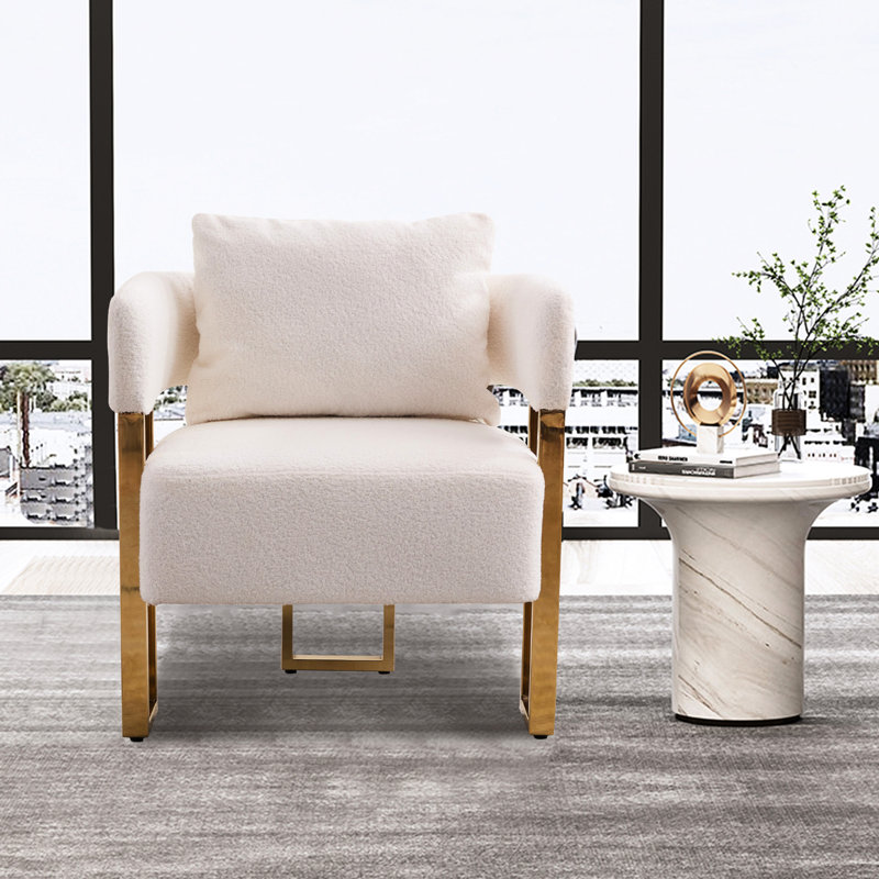 Élégante chaise blanche avec pieds et tissu polaire pour s'habiller