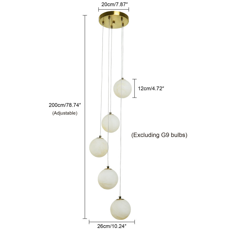 Suspension moderne à 5 lumières avec globes en verre imitation albâtre et finition laiton.