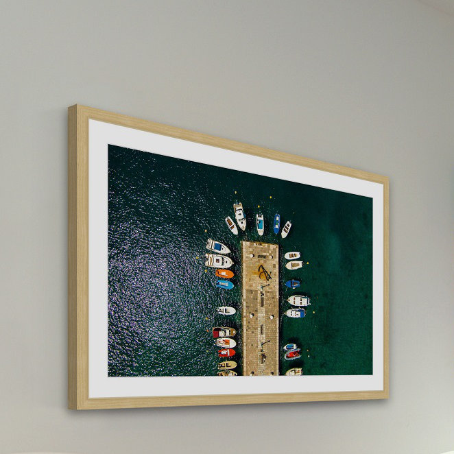 « bateau docked » par karolis janulis, reproduction d’art encadrée, 16 po x 24 po