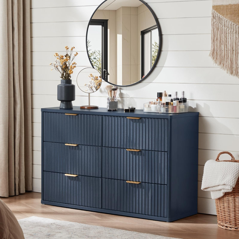 Ensemble de 3 meubles de chambre modernes en bois, comprenant une commode cannelée et des tables de chevet. Commode à 6 tiroirs de 122 cm et tables de chevet de 58 cm avec station de recharge.