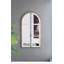 Miroir mural arqué en bois au fini blanc usé, parfait pour rehausser l'esthétique des décors rétro et modernes
