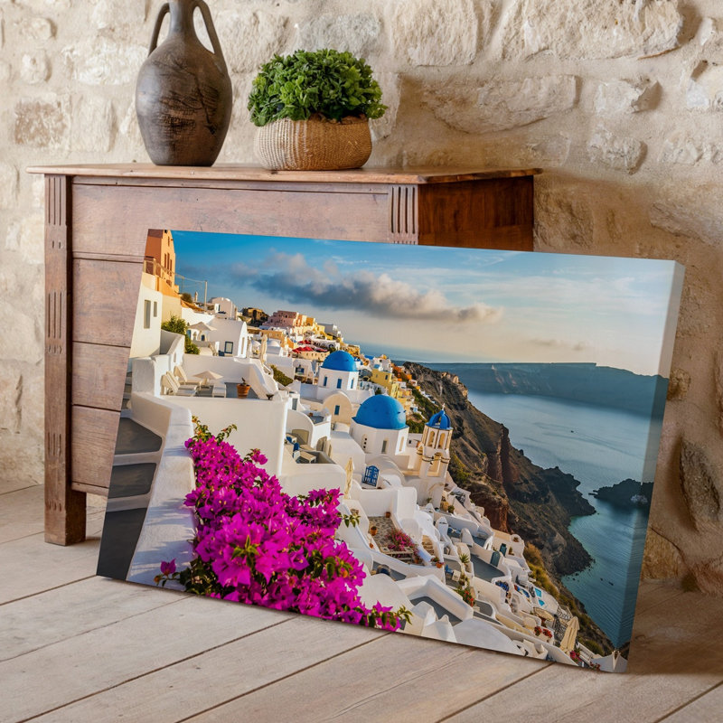 Toile une vue pittoresque de Santorin en Grèce avec des édifices d'art mural blanc délavé emblématique avec des dômes bleus éclatants le long d'une toile