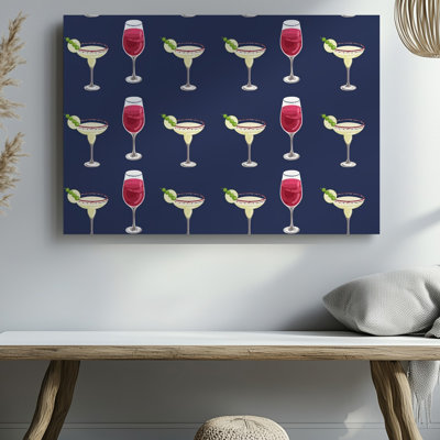 Toile, un motif de textile fantaisiste se déploie sur un fond bleu marine foncé mettant en vedette un tableau vibrant de cocktail à la main