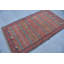 Tapis kilim rétro: tissu anatolien tissé à la main avec motif rayé de style turc traditionnel bleu / rose