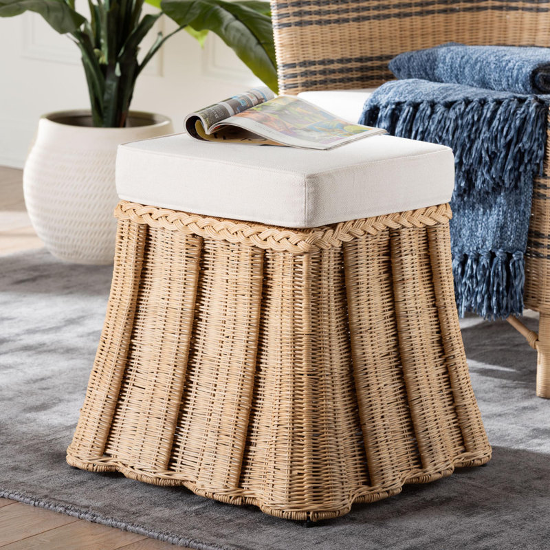 Petit repose-pieds Bali & Pari Rotem en rotin naturel avec coussin