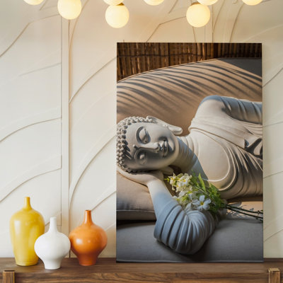 Toile une scène sereine avec une statue de Bouddha en marbre blanc, art mural inclinable sur un coussin neutre aux tons neutres