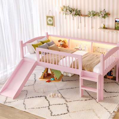 Lit mezzanine simple en bois massif rose, avec tablettes de rangement pour les essentiels et, éclairage à DEL, garde-corps pleine longueur, livres essentiels, lumières, coin lecture,