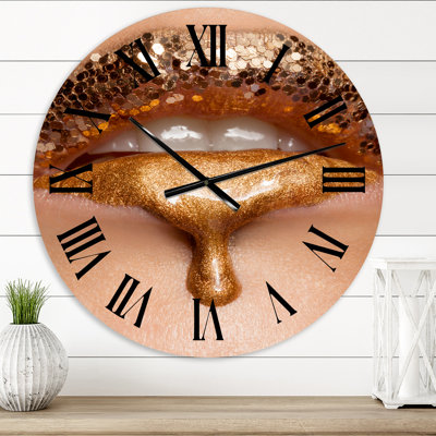 Gros plan sur les lèvres liquides dorées - horloge murale moderne
