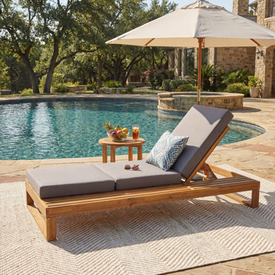 Chaise longue d'extérieur réglable à 4 positions avec surface latérale plate - version crème assortie disponible | L 78,94 po x P 37,6 po x H 36,0 po | Bois d'acacia, mousse