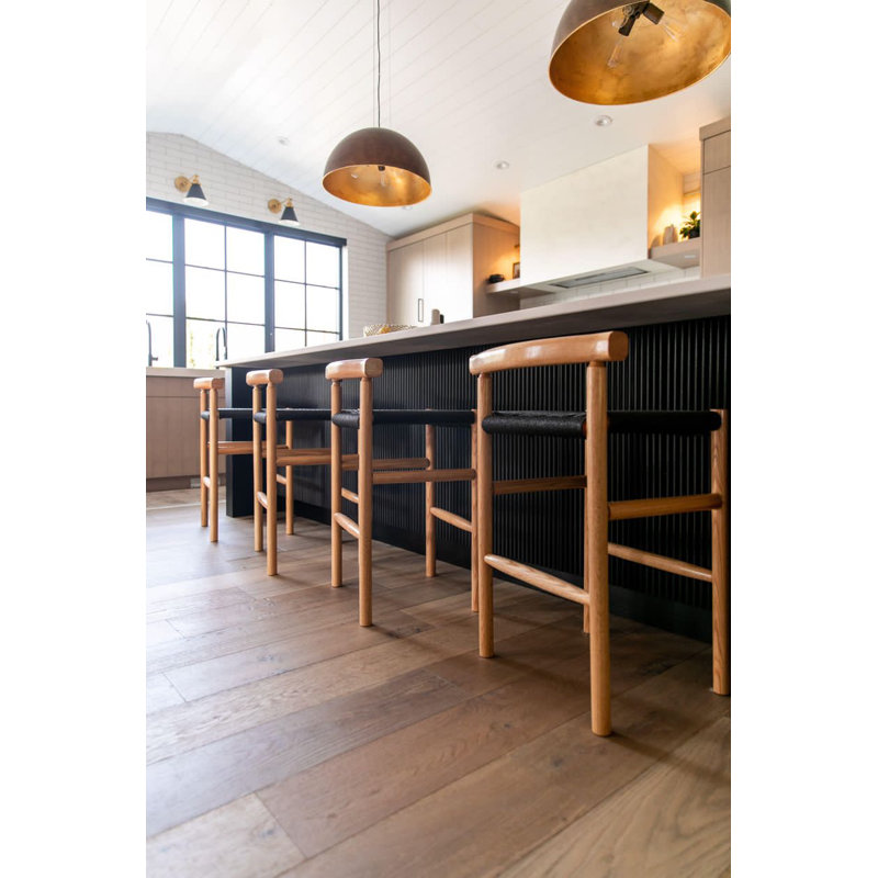 Le tabouret de bar The Roundover - Tabouret de bar en bois massif fait à la main d'inspiration scandinave avec cordon en papier noir tissé à la main