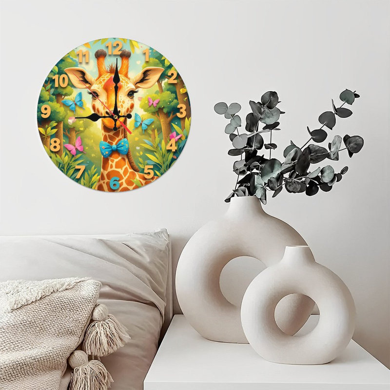 Jolie horloge girafe avec des papillons de la jungle