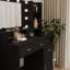 Le meuble-lavabo avec miroir est équipé d'un support de sèche-cheveux pour la chambre à coucher