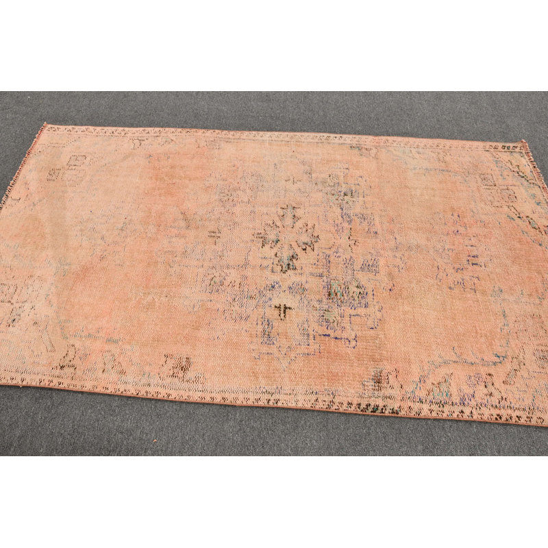 Chic tapis d'intérieur turc pour la décoration de la maison et du bureau dans un ton rose vif, idéal pour n'importe quel espace