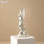 Une statue en résine de l'archange Saint-Michel-974144368