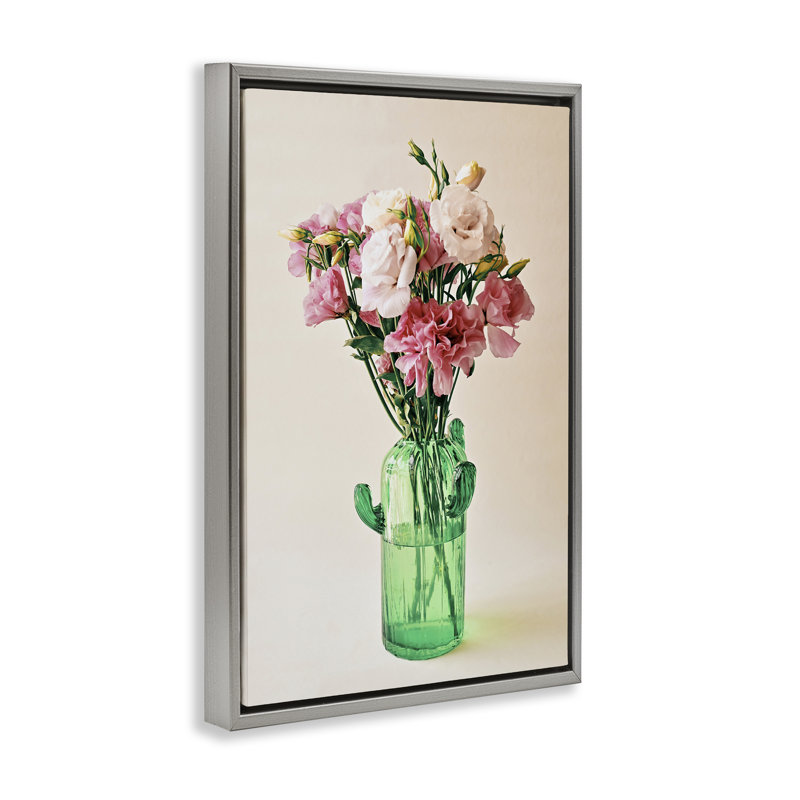 Fleurs dans un vase de cactus encadré noir sur toile flottante par Incado, Cadre flottant gris lustré, H 31 po x l 21 po