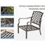 Patio extérieur en métal, chaises et table ergonomiques, coussins bleu marine pour conversation de jardin - construction avec cour douce