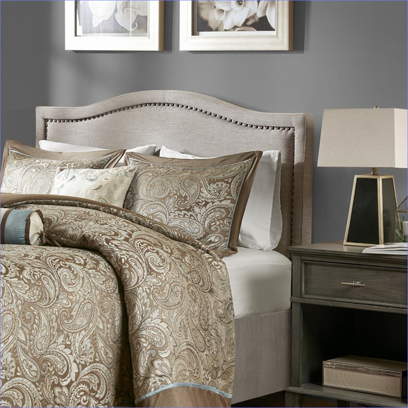 Très grande tête de lit tapissier à structure réglable en contreplaqué avec garniture cloutée en cuivre pour la chambre à coucher
