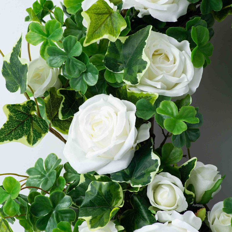 Vert trèfle et lierre avec roses blanches et couronne de rose de la Saint-Patrick, H 22 po x l 22 po x P 6 po