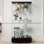Vitrine moderne en verre avec 2 grands tiroirs, armoire d'appoint avec lumières DEL, armoire à 2 portes avec tablettes de rangement