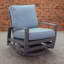 Chaise berçante pivotante avec coussins courtyard Shoaf