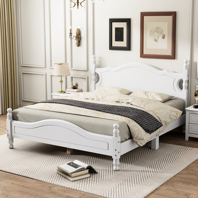 Grand lit en bois blanc de style rétro avec lattes robustes pour une structure de lit élégante et stable, chambre de soutien en bois