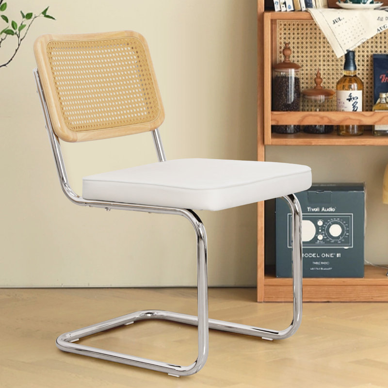 Chaise d'appoint rembourrée en velours et en peluche avec dossier en rotin couleur canne, Blanc, Argent argent