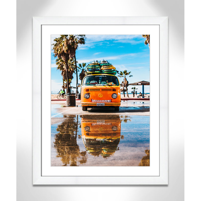 «Coastal Cruiser» par Tyler Nix, H 31 po x l 25 po x P 1,25 po, Encadrement cubique blanc, Blanc mat