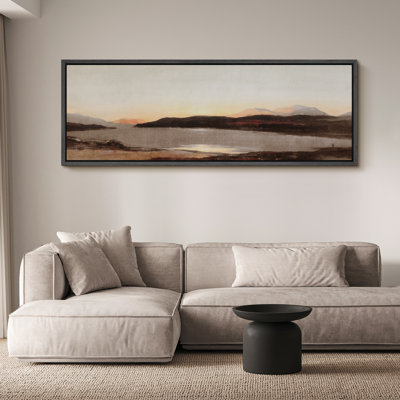 Paysage minimaliste au lac tranquille au coucher du soleil