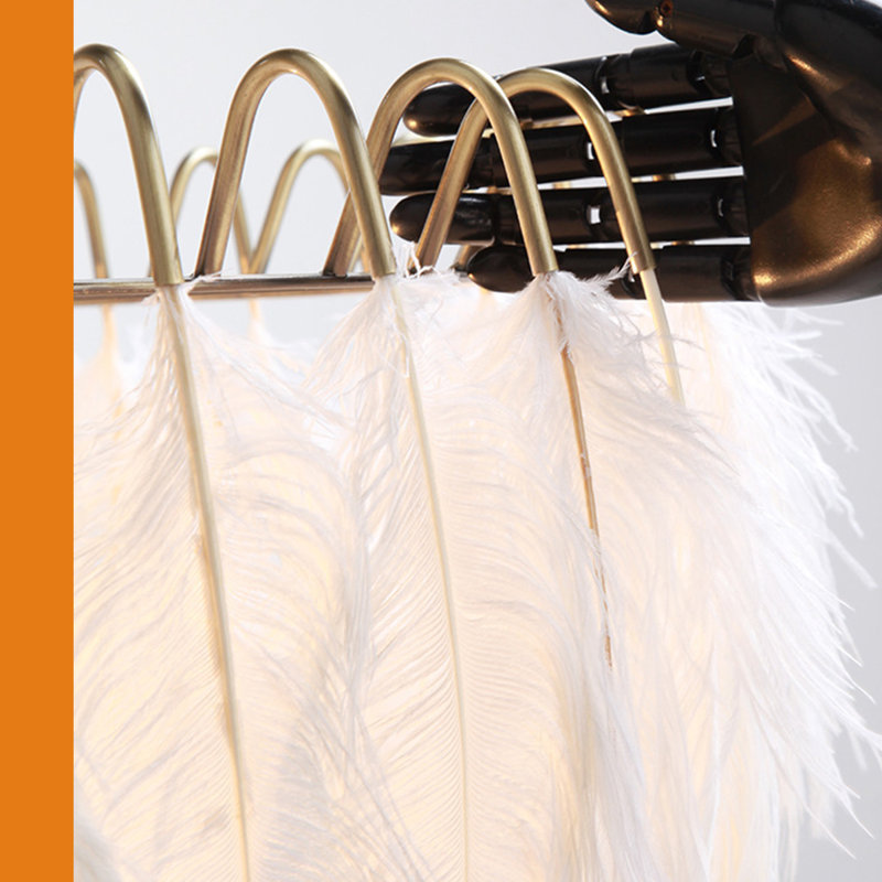 Lustre luxueux en plumes avec lumières