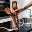 Ensemble d'ustensiles en bois d'acacia 5 pièces anti-rayures cuillères de cuisine et spatules pour cuisiner, mélanger, servir avec une batterie de cuisine antiadhésive