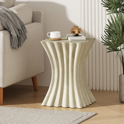 Table d'appoint MGO Archaistic Wavy avec finition en grès antique, durable et polyvalente pour une utilisation intérieure et extérieure