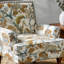 Fauteuil transitionnel rembourré à motif floral avec pieds en bois massif et garniture cloutée-132199397