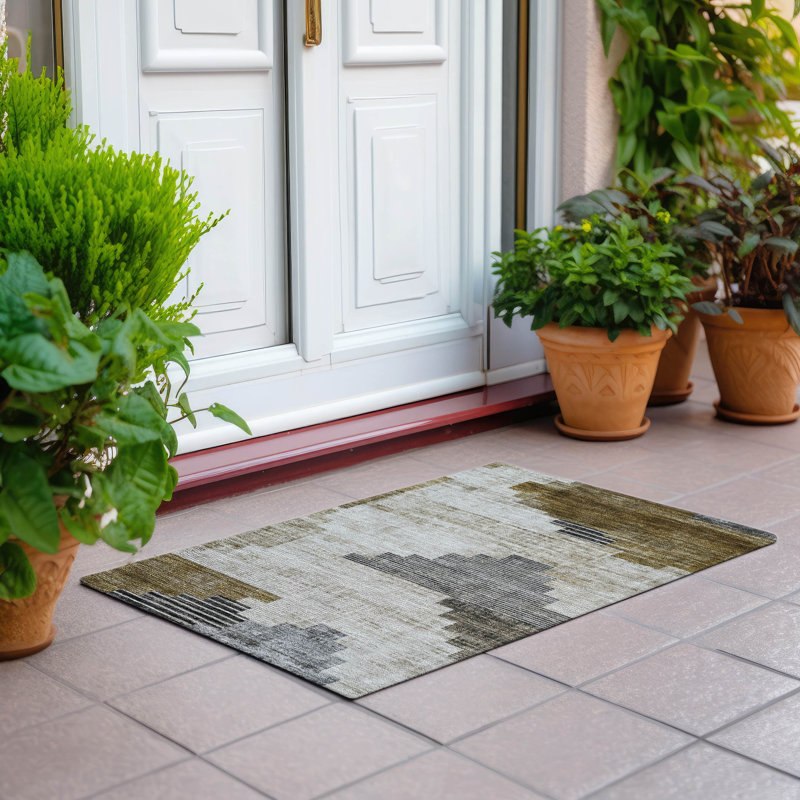 Tapis intérieur / extérieur brun lavable à la machine Xhevrie, Rectangle 1 pi 8 po x 2 pi 6 po