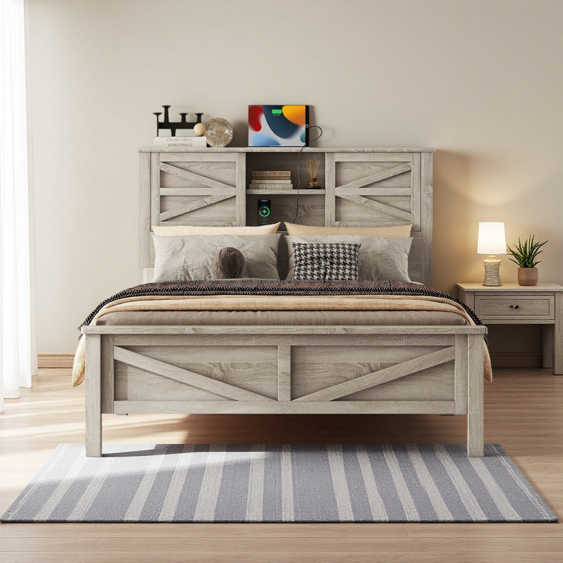 Lit plateforme Farmhouse avec porte de grange coulissante double, lit double en bois rustique avec station de charge, support à lattes de bois