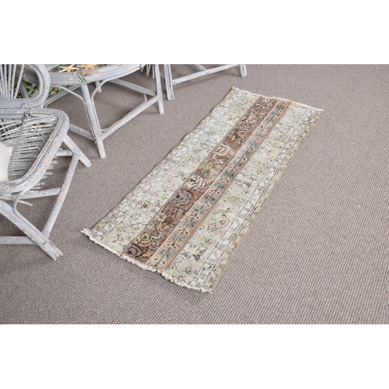Tapis turc tissé à la main dans des couleurs neutres avec des motifs bohémiens ornés pour une décoration intérieure unique