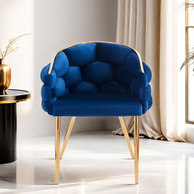 Fauteuil en velours fait à la main pour le salon - pieds dorés, rembourrage en mousse bleu, luxe confortable avec pieds et design élégant pour chambre à coucher