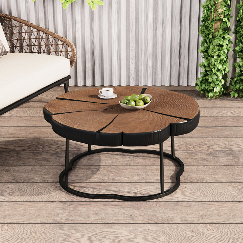 Table basse centrale irrégulière de 68,5 cm (27 po) avec plateau, finition bois rustique, structure en métal noir, charge maximale de 60 kg (132 lb), idéale pour un coin créatif. Des tons contemporains et naturels.