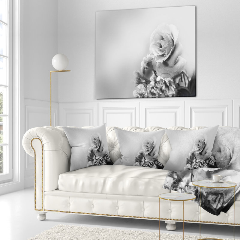 Rose noire et blanche au printemps. - Coussin à imprimé floral, 16 po x 1 po, Coussin décoratif